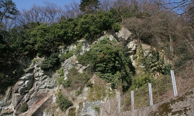 笏谷石の崖